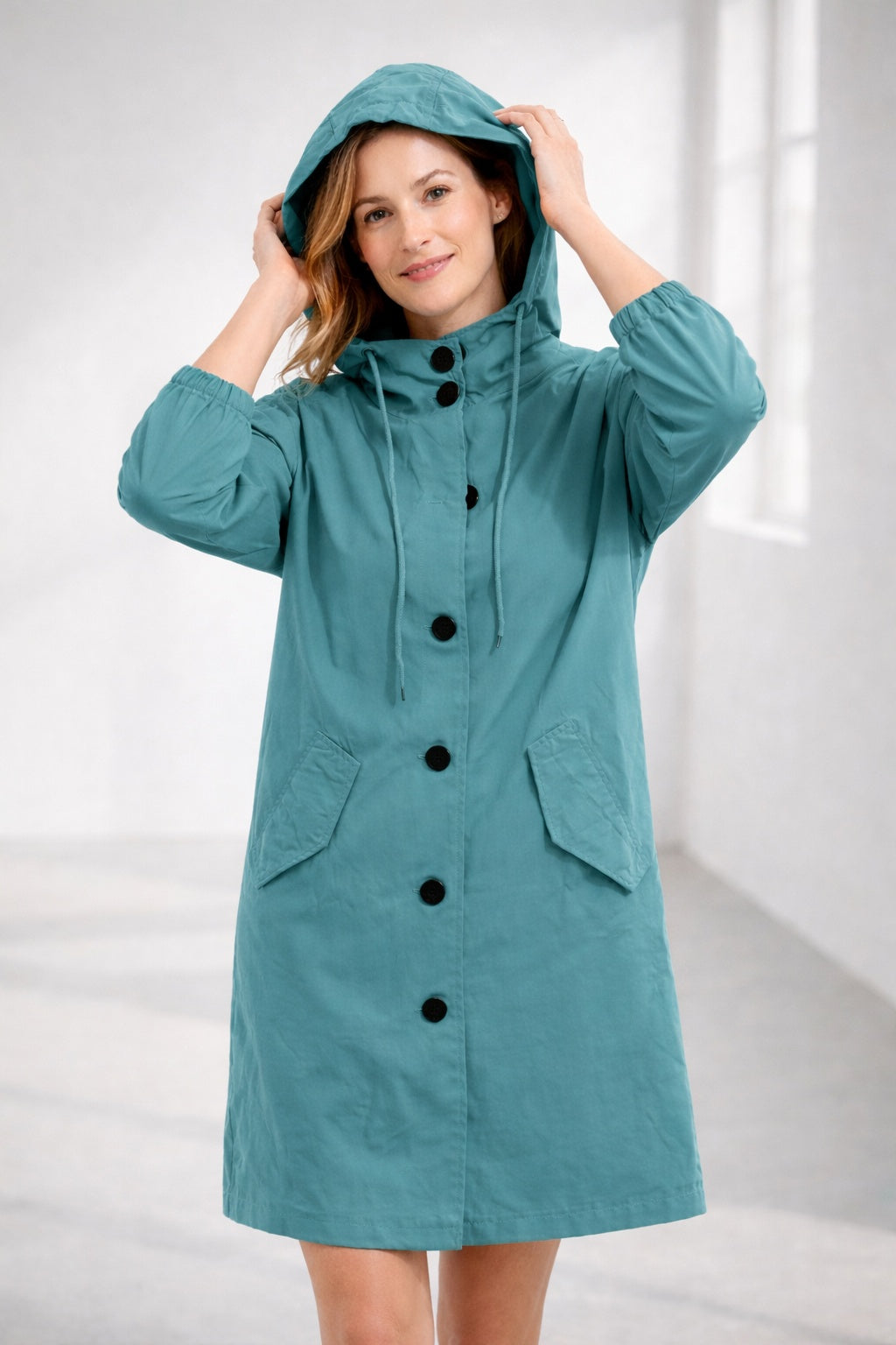 Chaqueta Larga con Capucha Mujer Botones Manga 3/4